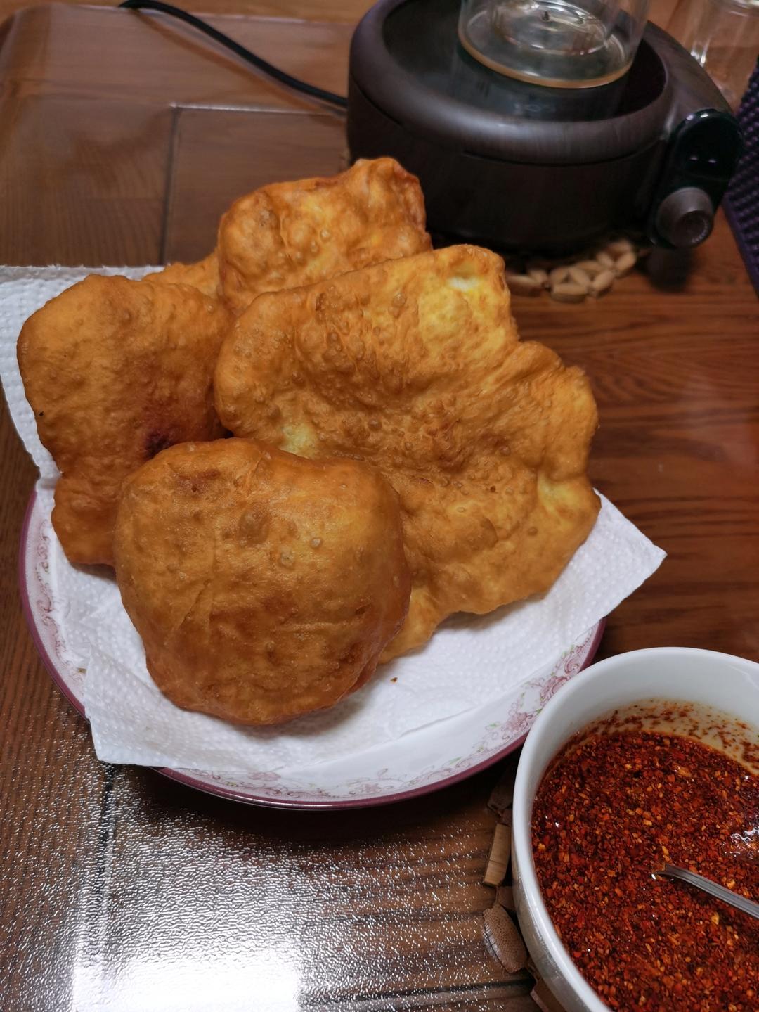 媲美早餐店的炸油饼 全家老少都喜欢吃 外酥里软凉了不硬 附细节视频详解