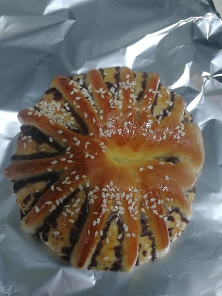 松软可口的红豆沙面包卷