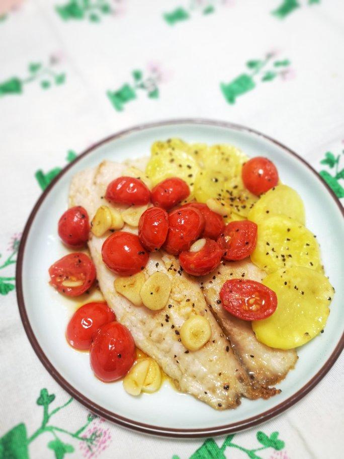 番茄罗勒煎红鲷鱼柳 Pan-fried Snapper fillet with tomato and basil sauté