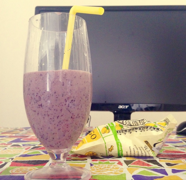 蓝莓香蕉奶昔