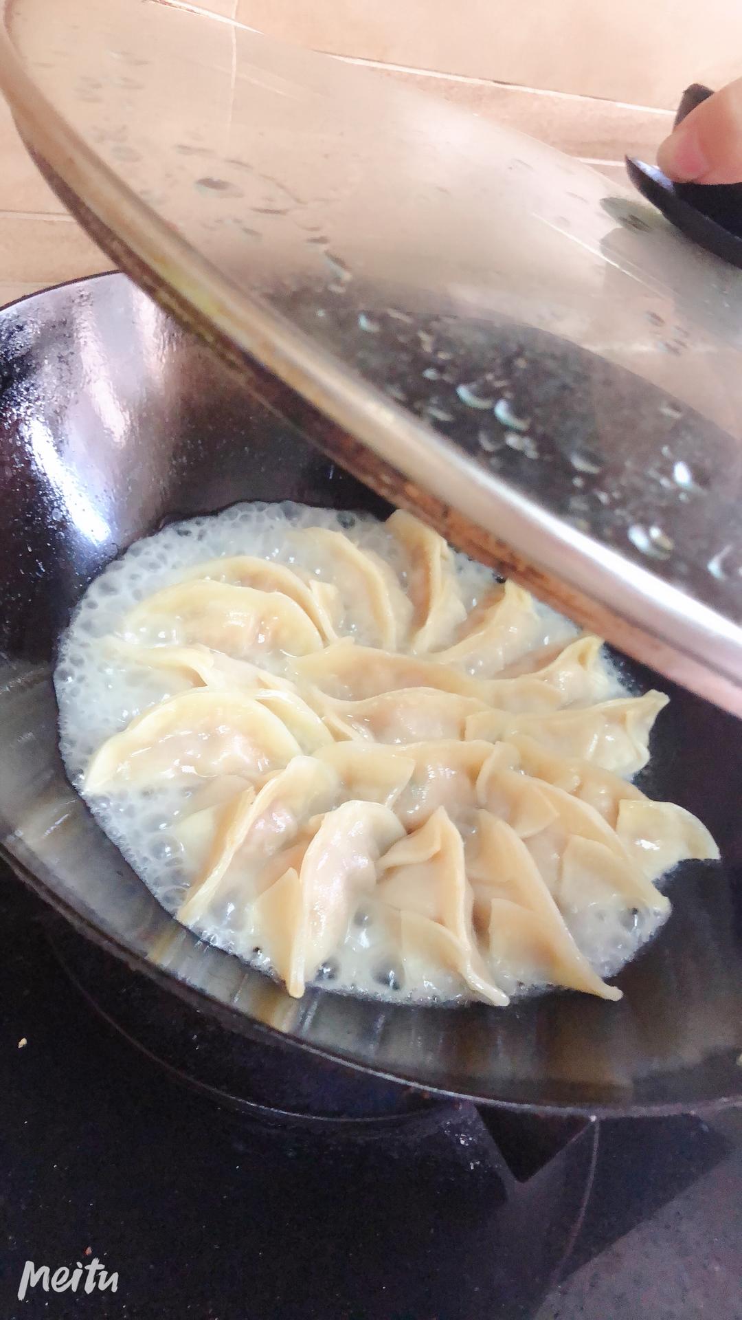 四面金黄煎饺子🥟的做法 步骤4