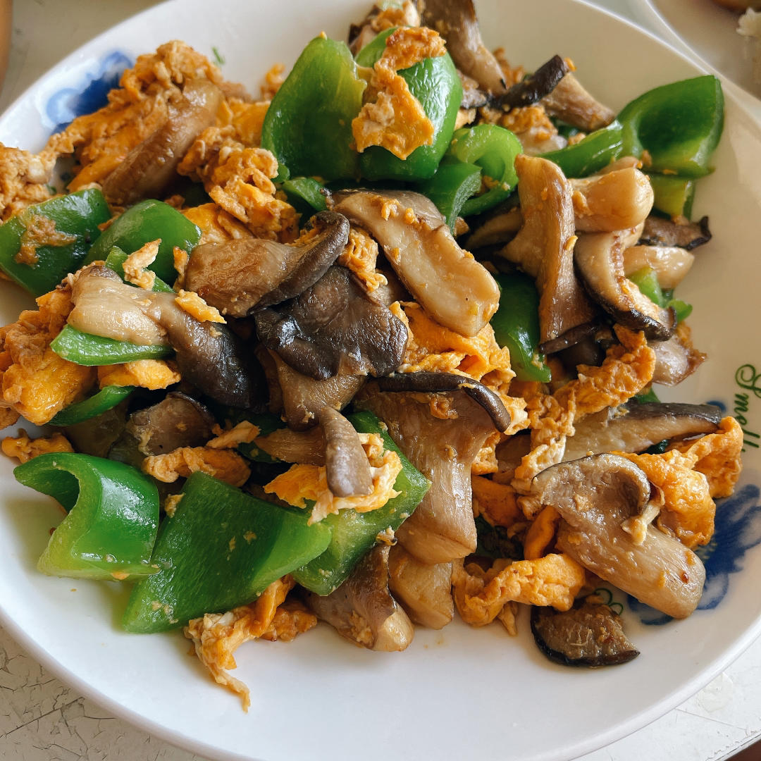 平菇青椒炒鸡蛋 好吃又营养的超快手家常菜