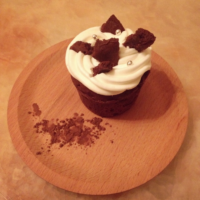 超润巧克力纸杯蛋糕（非常适合裱花、盖糖皮的cupcake方子）