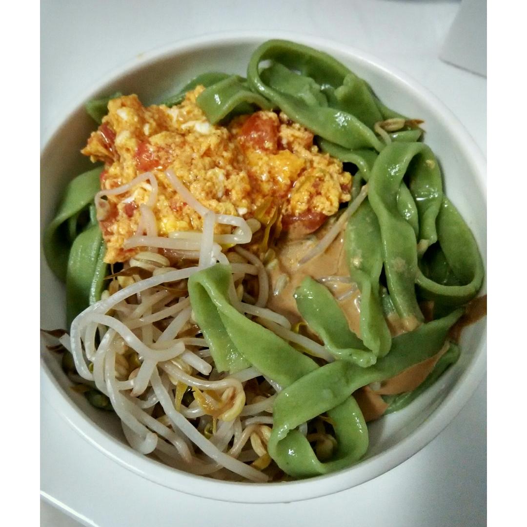 悠悠藤藤做的自制纯天然蔬菜汁彩色面条