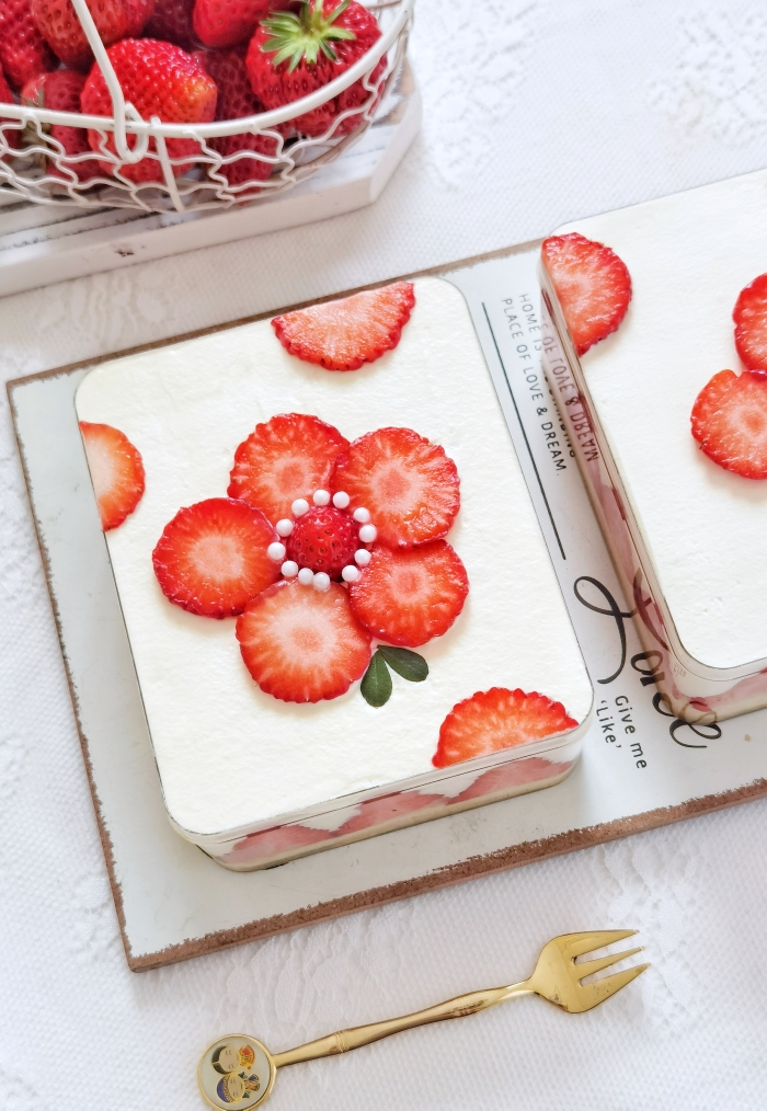 ‼️高颜值甜品🍰草莓盒子蛋糕🍓的做法