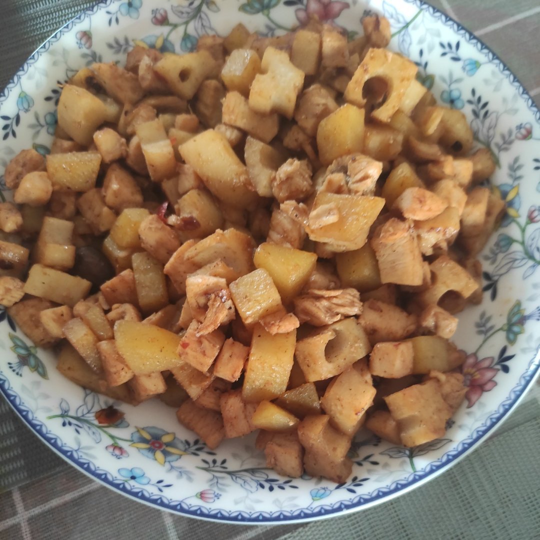 土豆藕丁炒排骨