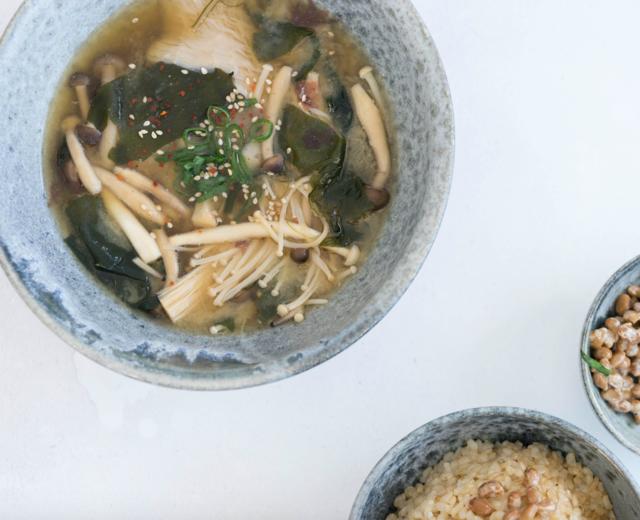 拯救肠胃的解腻快手早餐｜杂菌味噌汤的做法