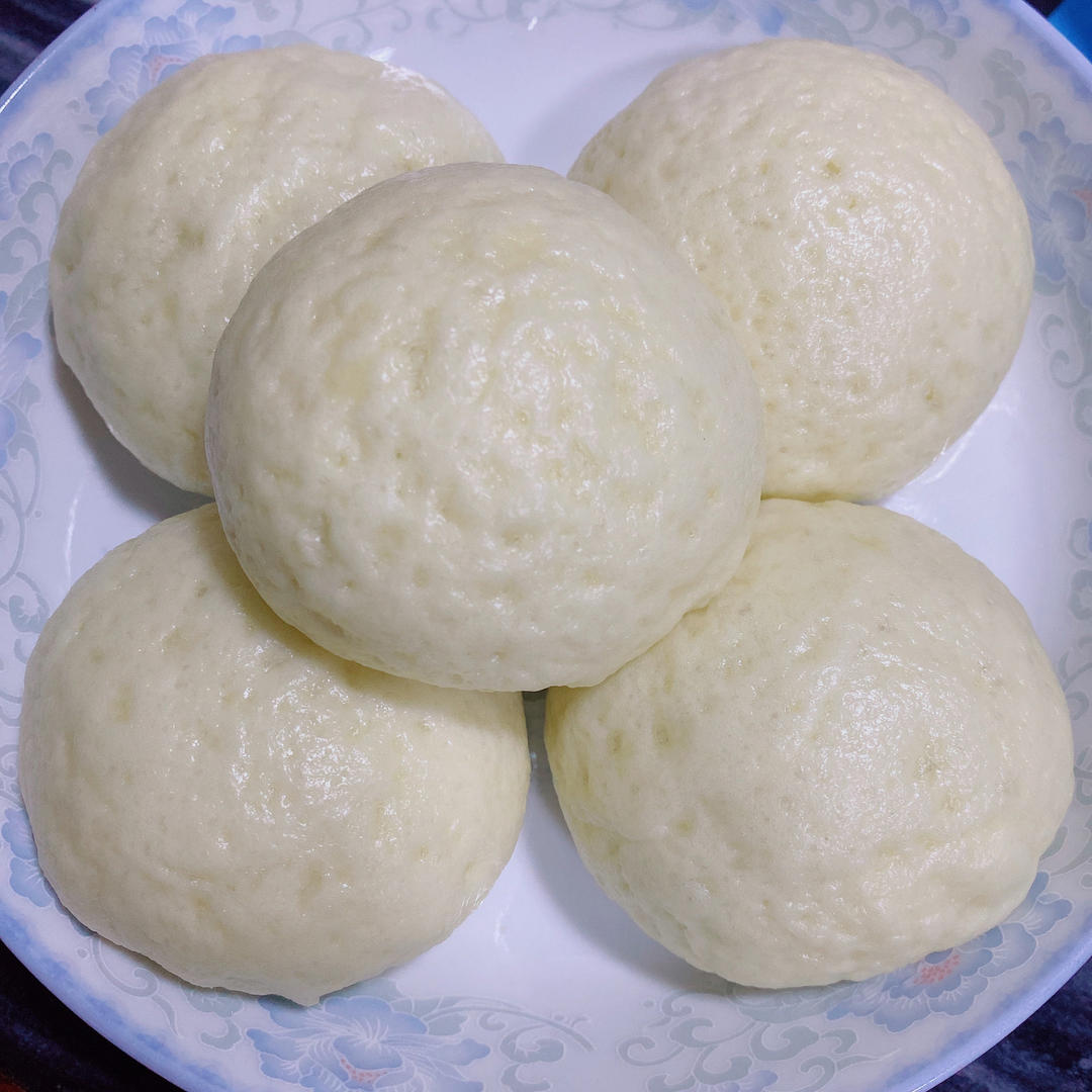 松软多汁的肉包子