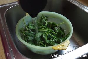 菠菜炒鸡蛋 Fried Spinach with Egg的做法 步骤2