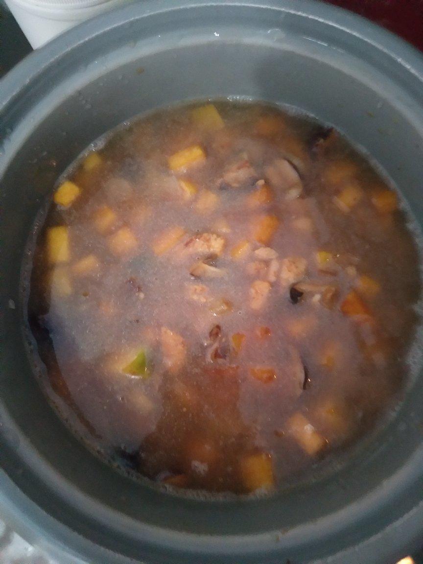 南瓜鸡肉香菇焖饭