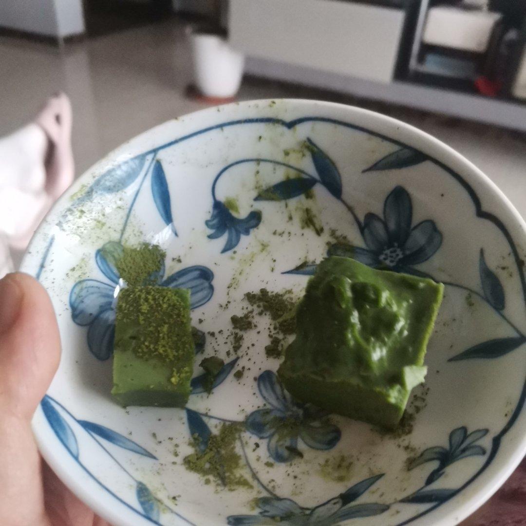 抹茶奶冻小方，不需要吉利丁，口感细腻柔滑，色泽翠绿鲜亮。