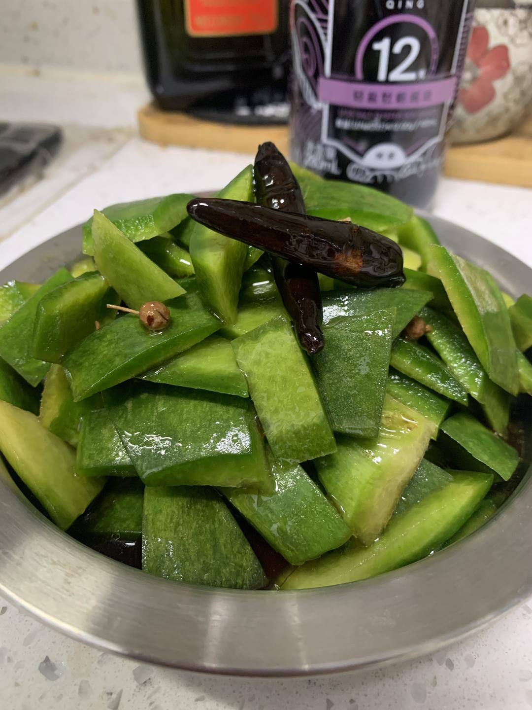 炝拌水果萝卜皮的做法
