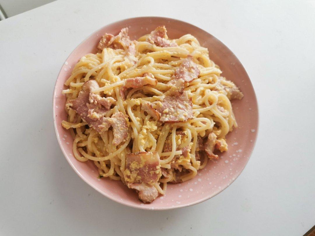 白蘑菇奶油培根意面