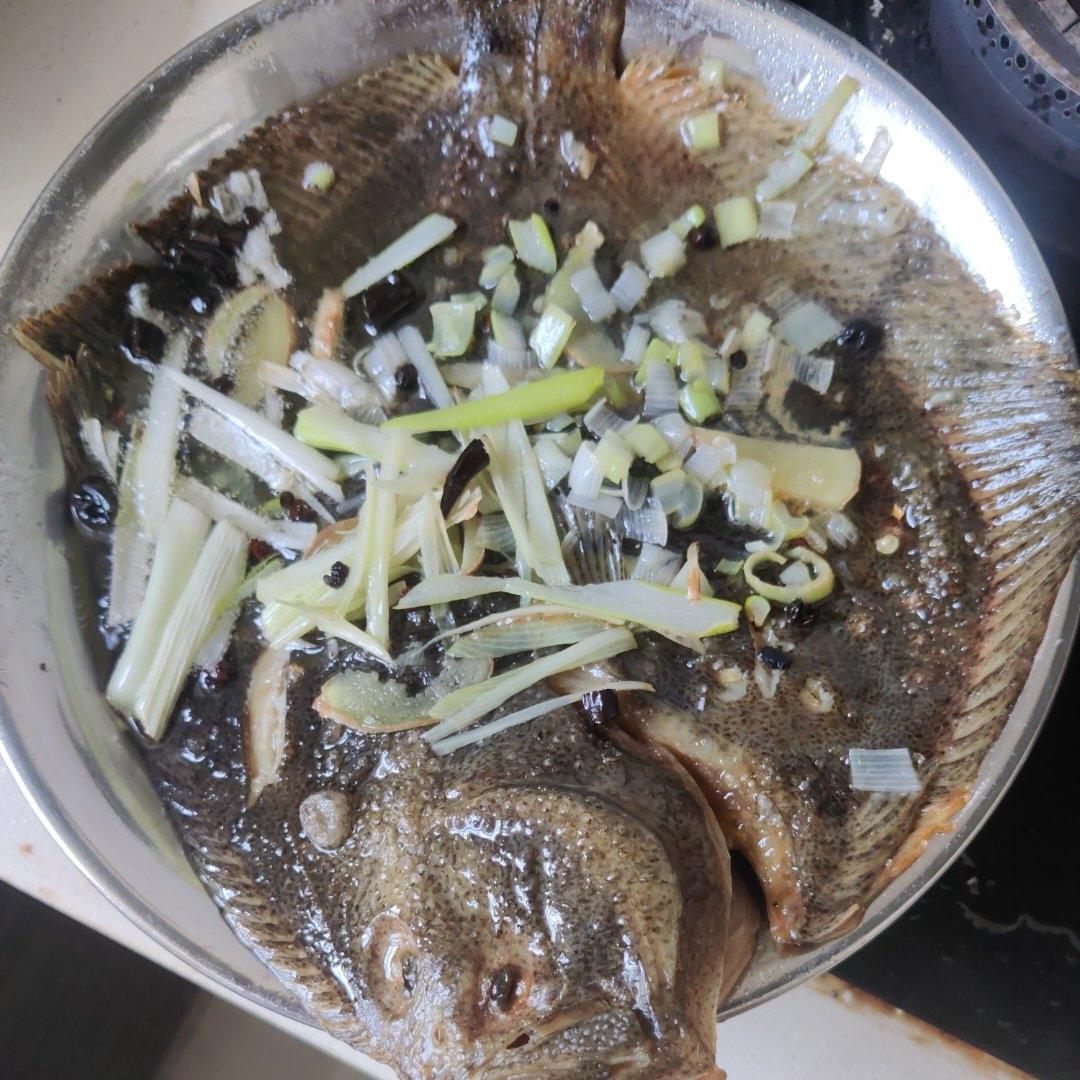 清蒸多宝鱼，很多人在先浇油还是先倒蒸鱼豉油这一步就做错啦