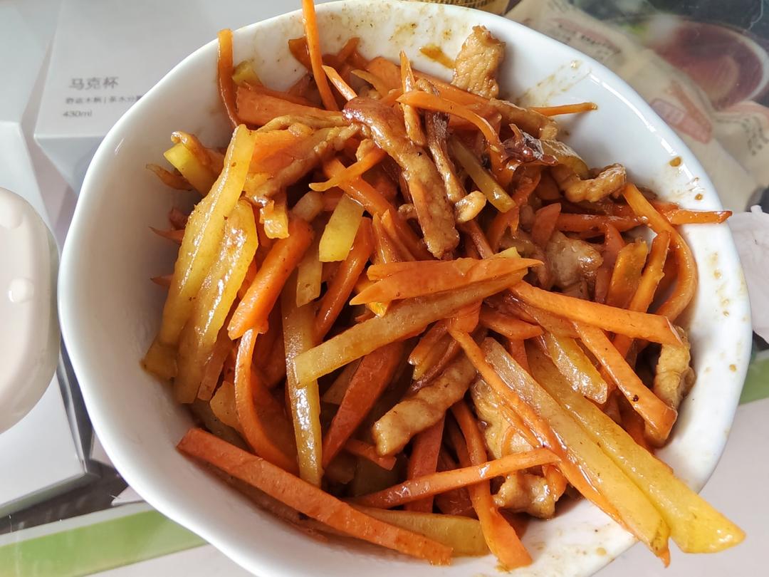 胡萝卜土豆炒肉