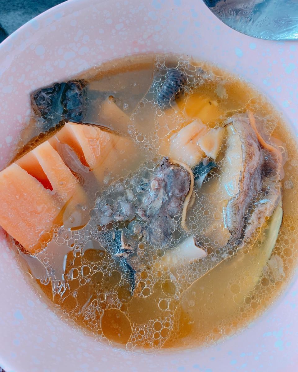 冬日里滋补养身的莲藕乌鸡汤