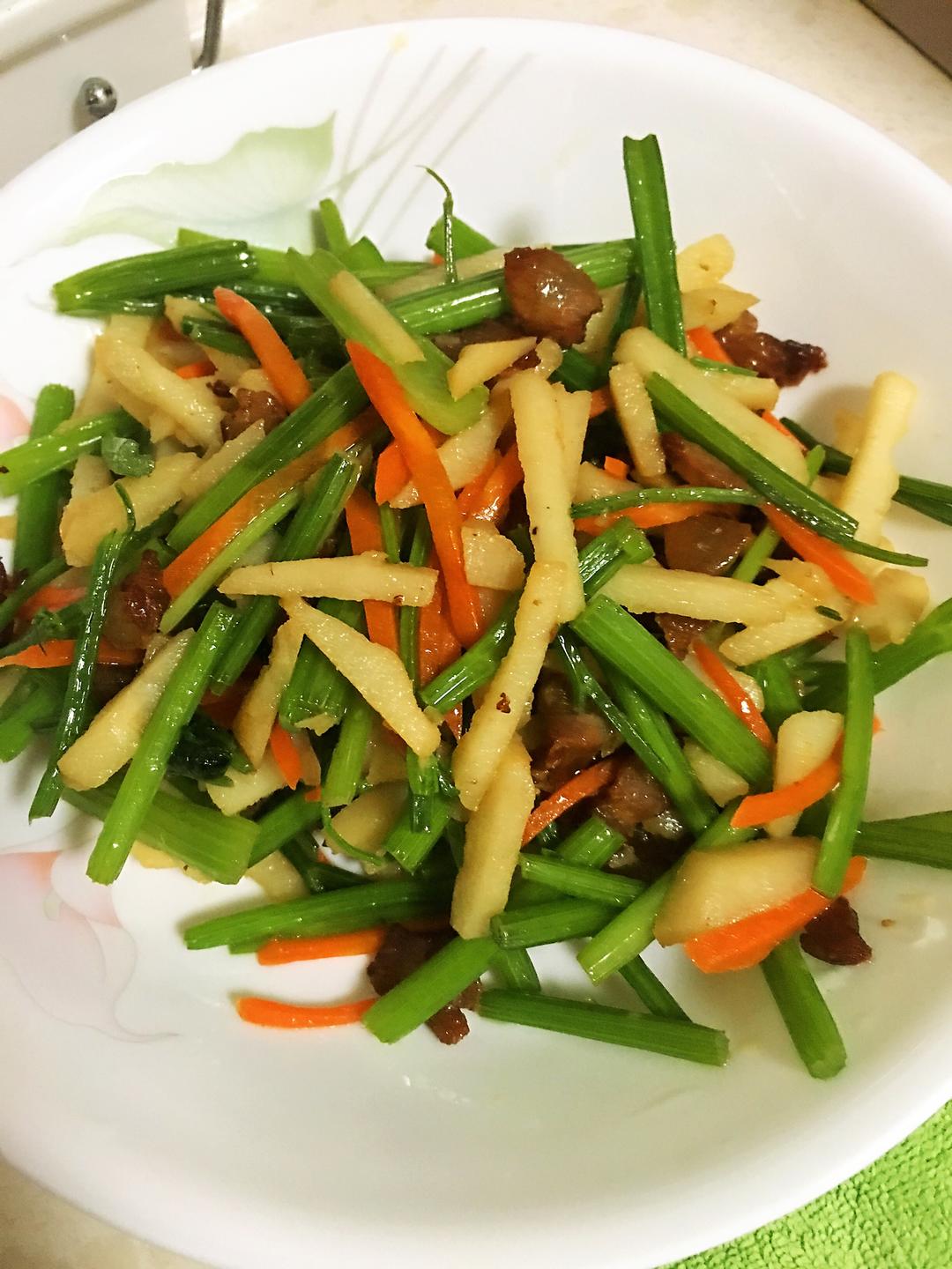 酱油肉炒芹菜的做法