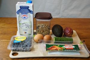 减脂早餐：牛油果焗蛋配牛奶燕麦片的做法 步骤1