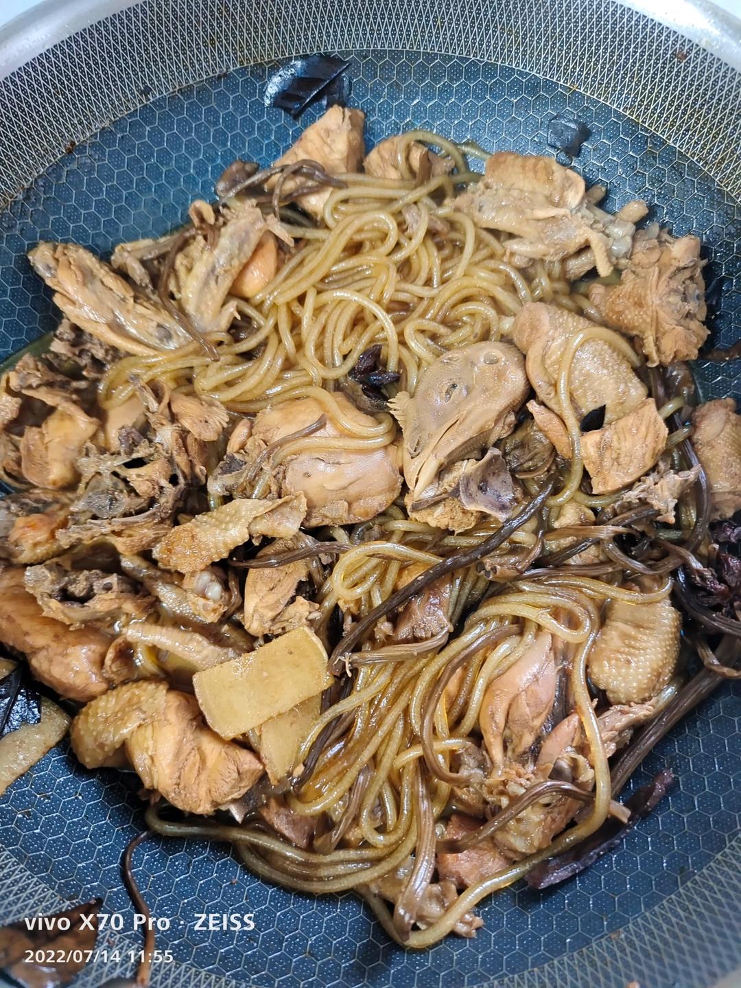 厨师长教你：“小鸡炖蘑菇”的家常做法，汤鲜肉美味，先收藏起来
