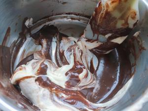 巧克力海绵蛋糕胚，分蛋打发，支撑好，香味浓郁的做法 步骤14