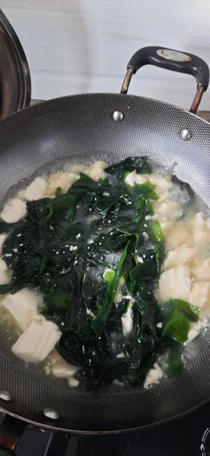 煎蛋裙带菜虾皮豆腐疙瘩汤的做法 步骤1