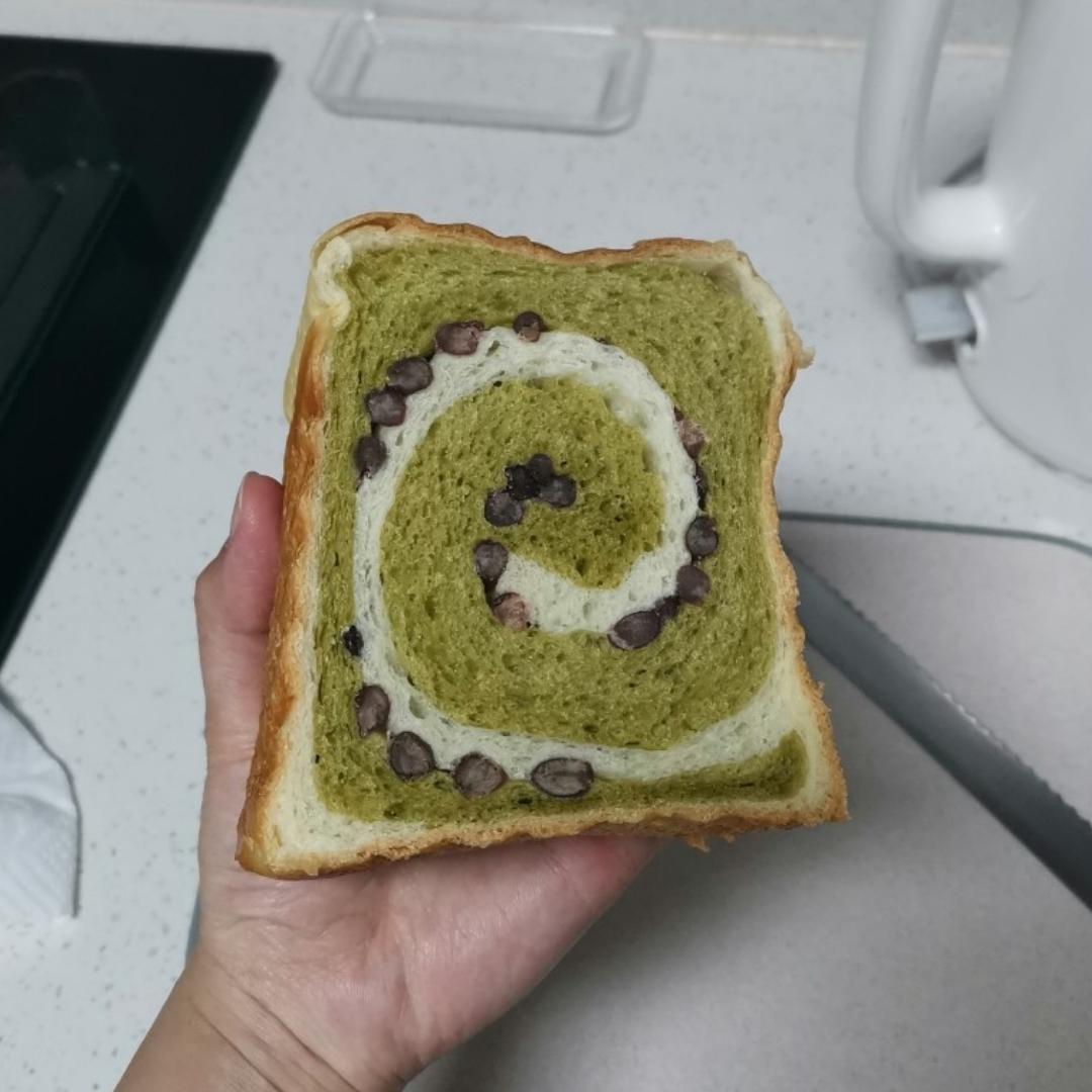 清香柔软的抹茶红豆吐司