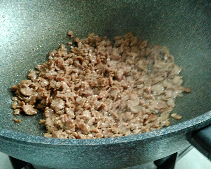芡实胡萝卜炒牛肉的做法 步骤2