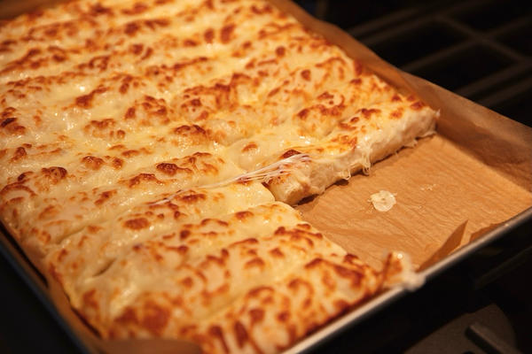 蒜香芝士面包条（Cheesy Breadsticks）