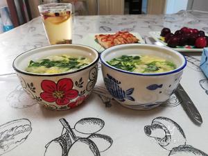 轻食美人早餐打卡Day11无油面疙瘩汤(菠菜+鸡蛋+虾皮)、大希地忘不了鸡排，福山美早樱桃，红糖黑枸杞花茶、认养一头牛牛奶的做法 步骤4