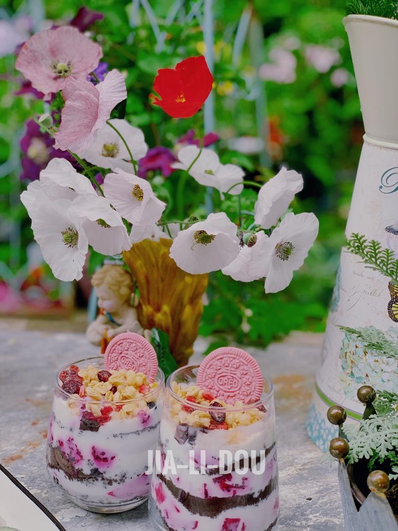 自制下午茶，5分钟搞定～奥利奥草莓酸奶杯