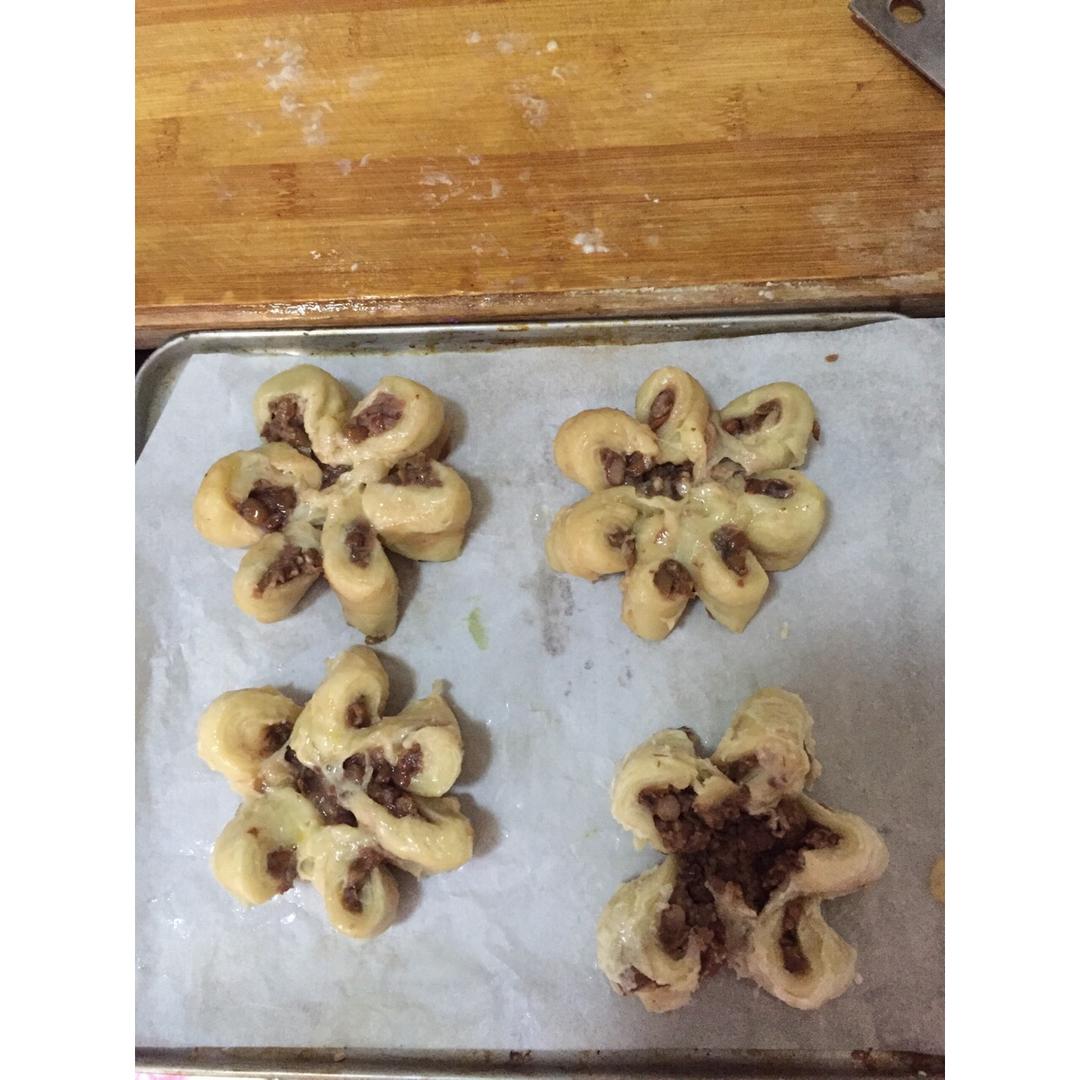 莲花、菊花酥、黄金卷酥（枣泥、豆沙馅）