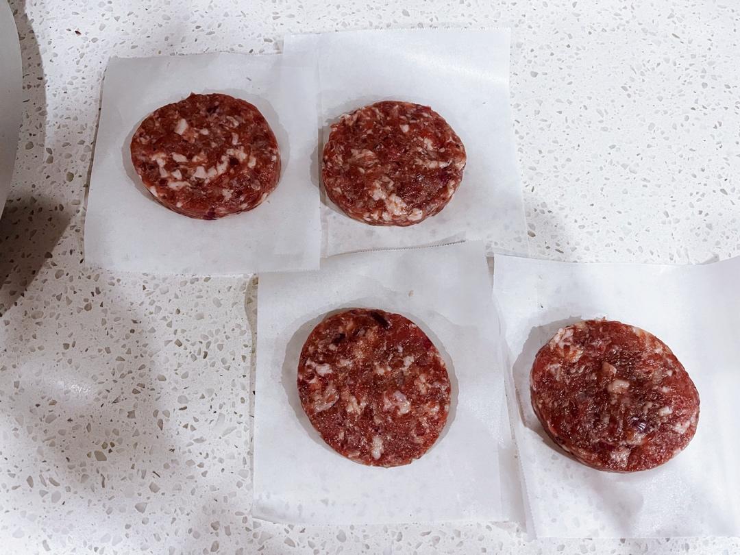 爆汁的牛肉汉堡肉饼