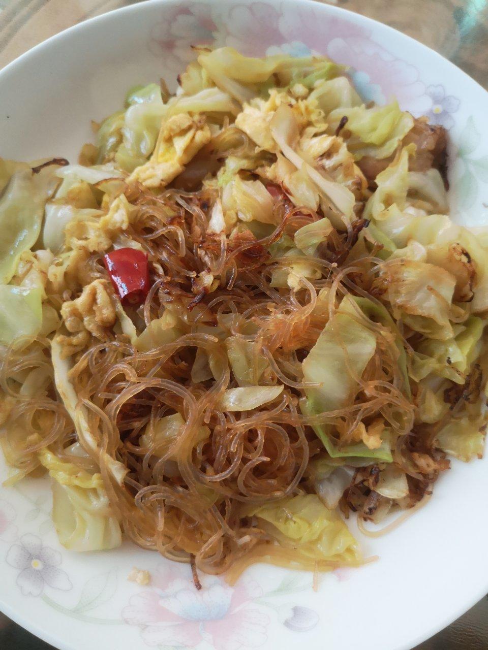看似普通却超级下饭的圆白菜炒粉丝