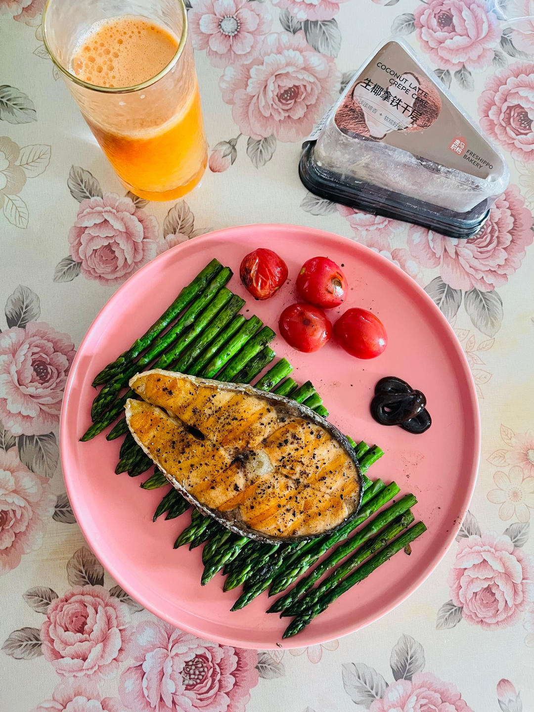 好吃到炸裂的香蒜黄油三文鱼排佐嫩芦笋尖配杰克烤薯仔