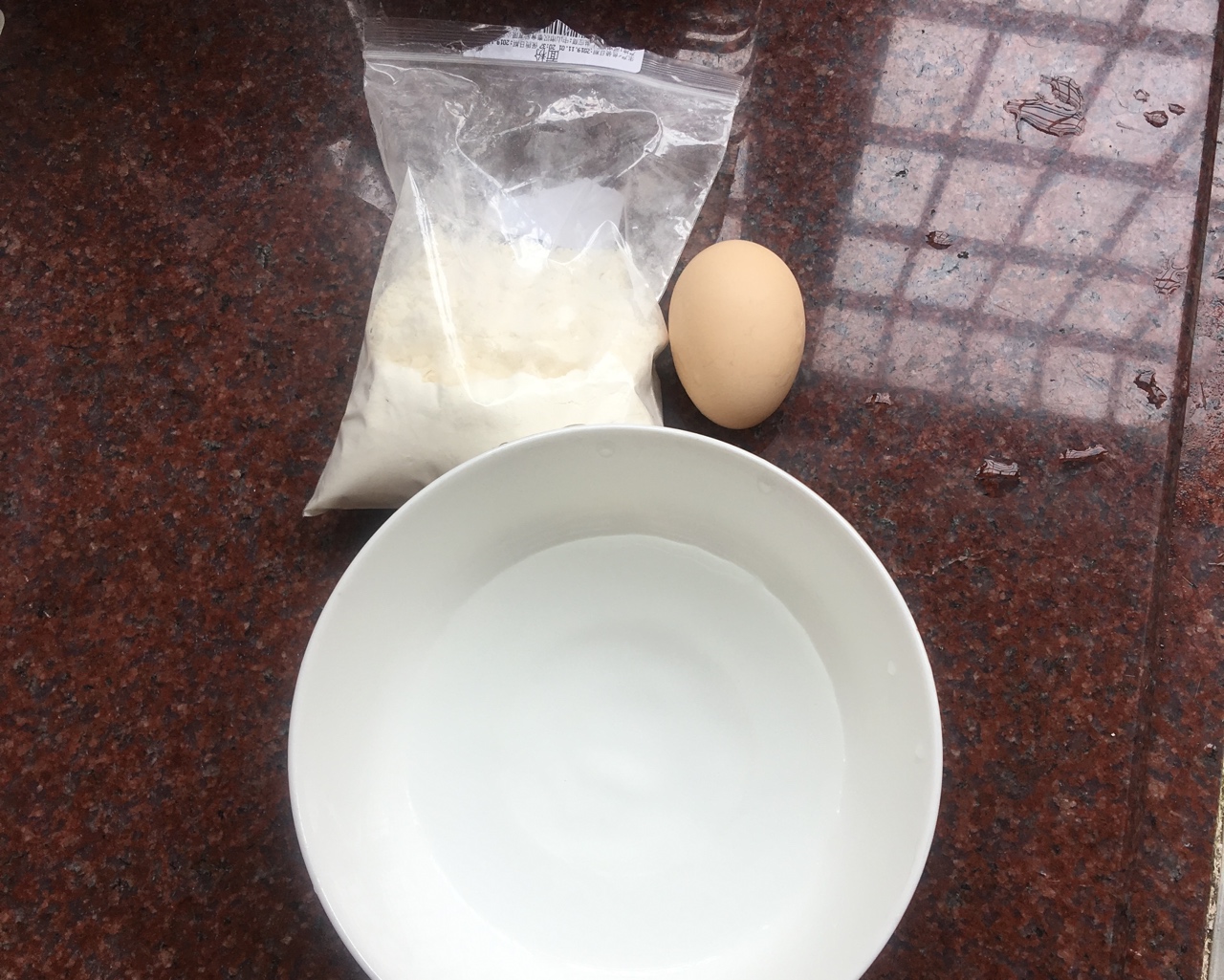 早餐简版鸡蛋饼的做法 步骤1