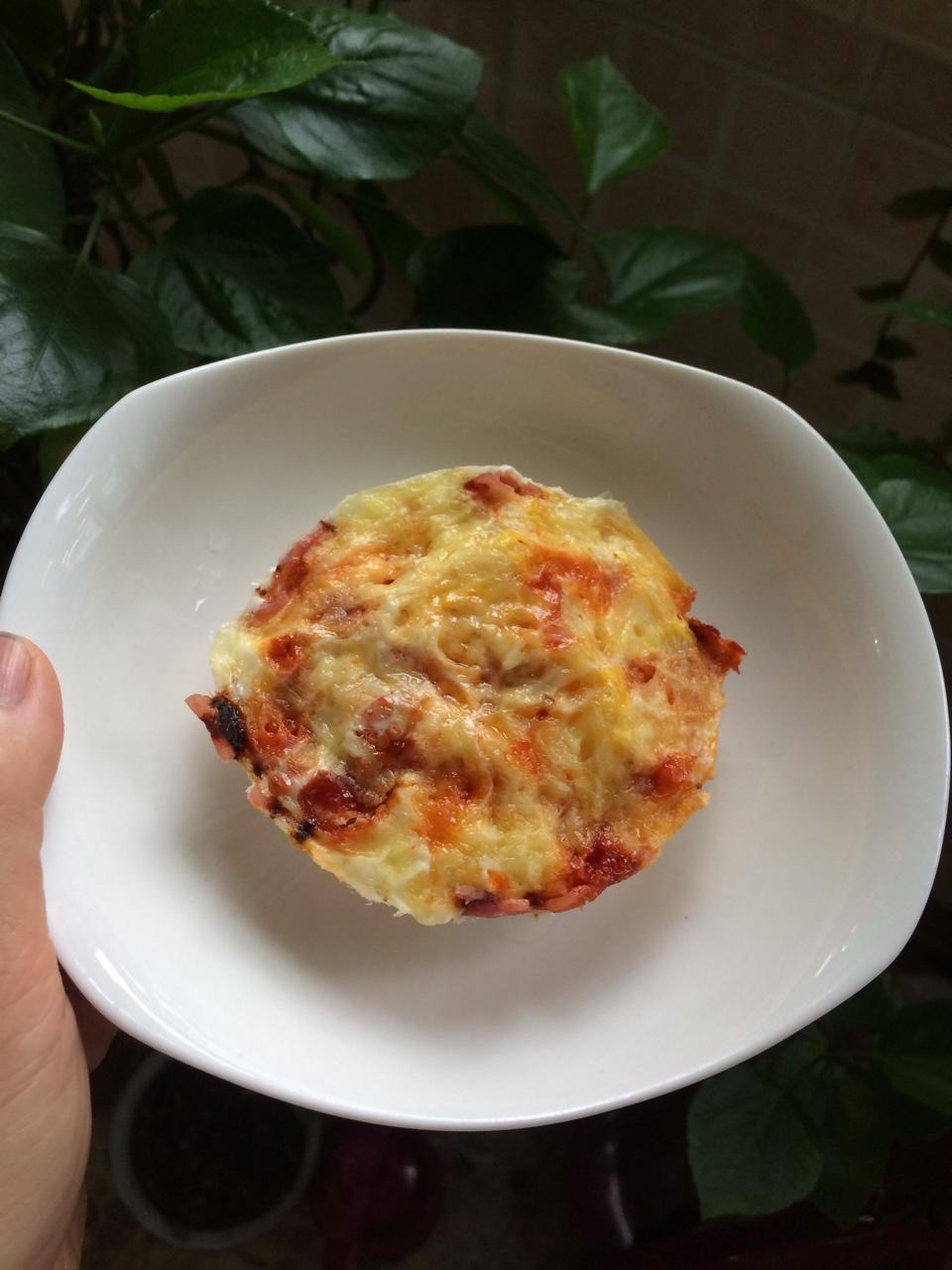只需摆好材料去微波！惊艳全家的早餐端上桌：香肠奶酪烘蛋