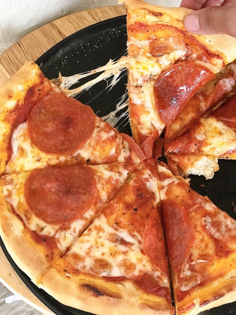 Pepperoni pizza百搭美味披萨面团