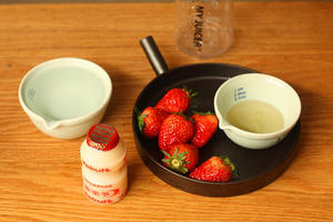 草莓养乐多果汁的做法 步骤1