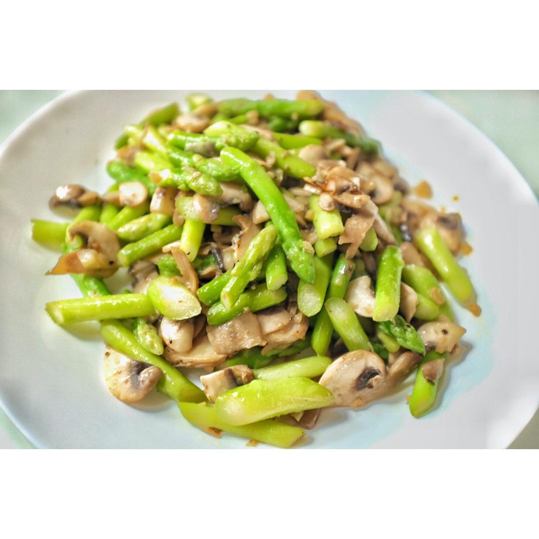 芦笋炒蘑菇