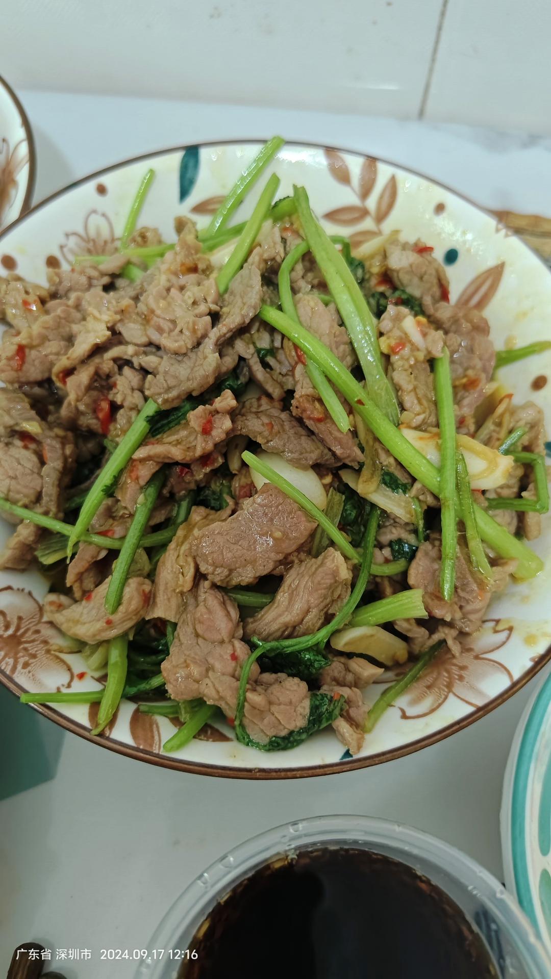 香菜炒牛肉，香辣下饭，爱吃香菜的朋友看过来，拌饭绝了