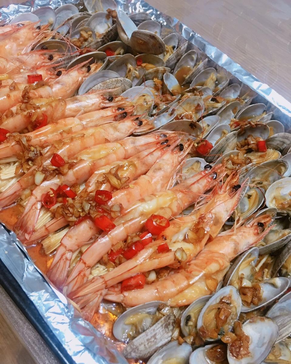 蒜蓉金针菇烤花蛤虾
