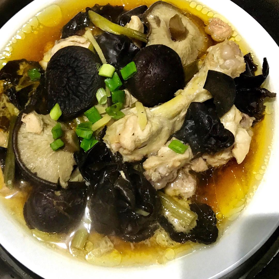 香菇黑木耳蒸鸡