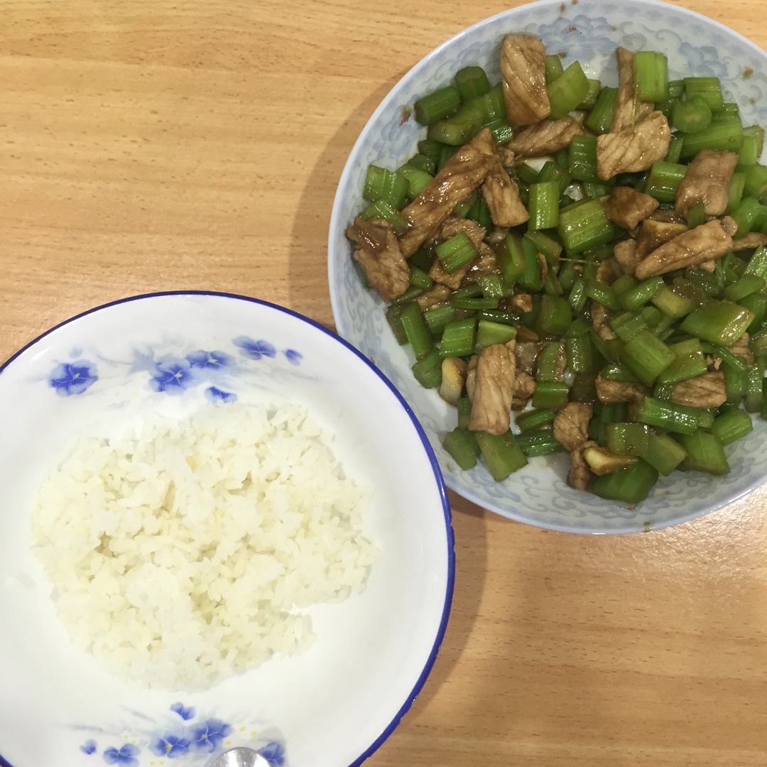 芹菜炒肉