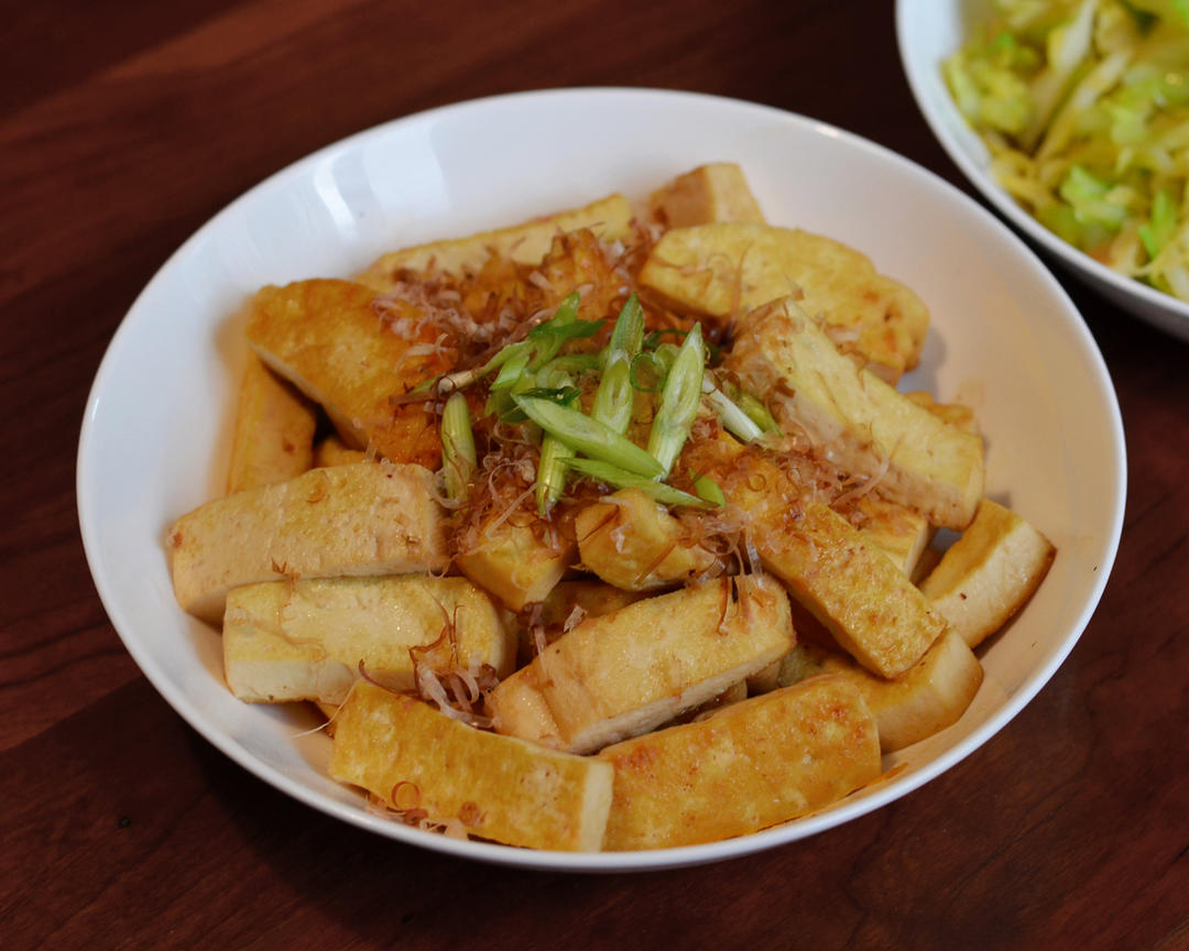 煎豆腐块-只用酱油和料酒，糖就可以做到的美味！的做法