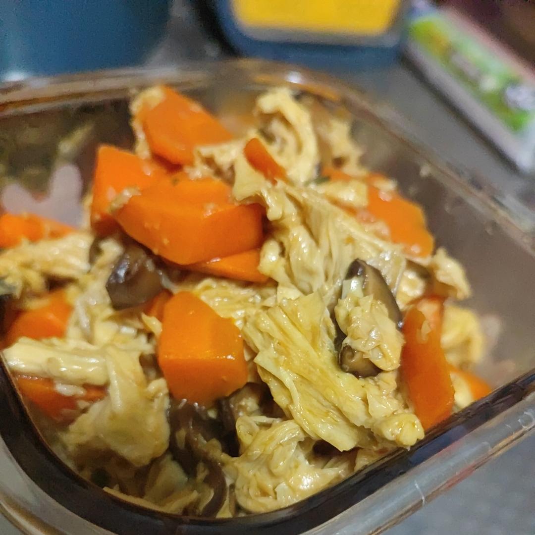 简单又好吃，米饭杀手！香菇胡萝卜炒腐竹