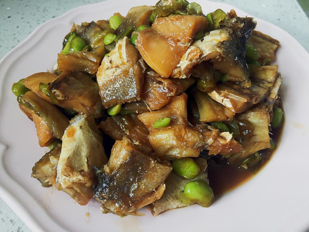 时令咸鱼炒毛豆的做法