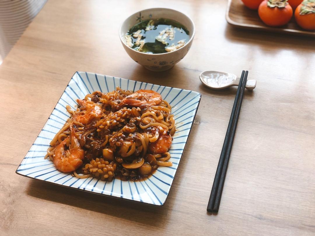 快手又美味的一人食——小海鲜焖面