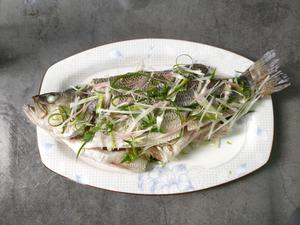 清蒸鲈鱼，肉质鲜嫩的做法 步骤5