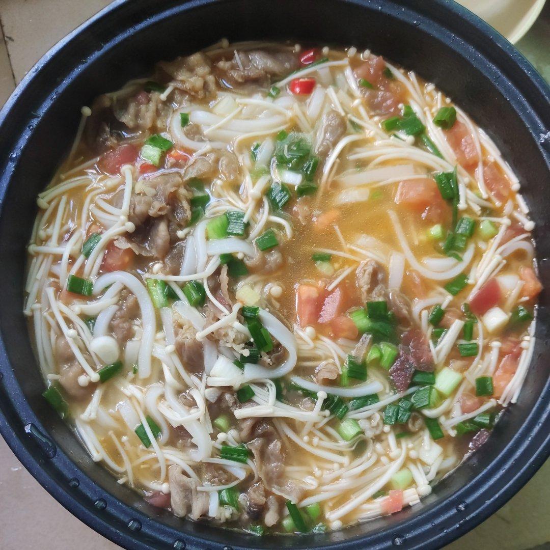 酸汤金针菇肥牛卷