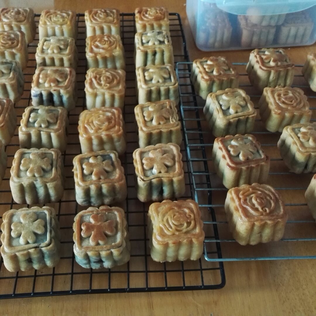 广式蛋黄莲蓉月饼